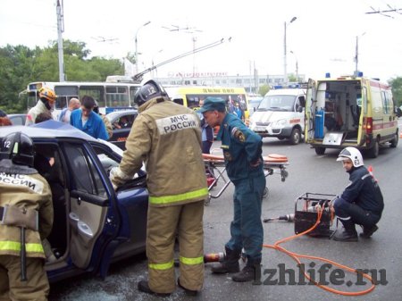 В Ижевске столкнулись 2 автобуса и легковушка