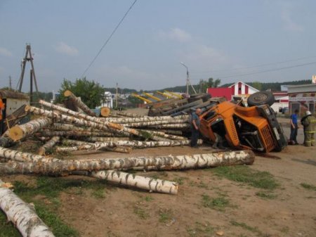 Несколько жителей Удмуртии чуть не попали под колеса лесовоза