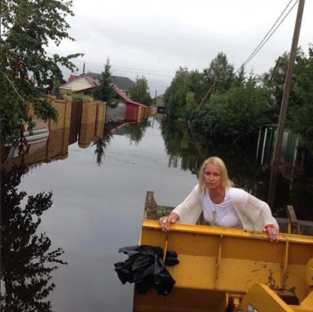 Волочкова устроила фотосессию на фоне затопленных домов в Приамурье
