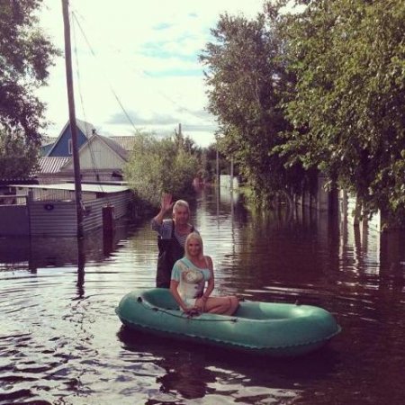 Волочкова устроила фотосессию на фоне затопленных домов в Приамурье