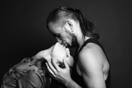 Как ижевский фотограф заставляет людей петь, быть детьми и даже целоваться на камеру