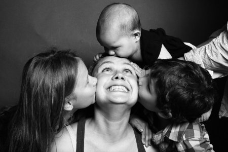 Как ижевский фотограф заставляет людей петь, быть детьми и даже целоваться на камеру