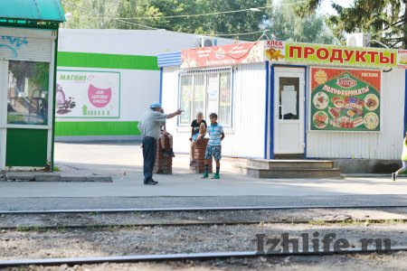Фотофакт: «трамвайное кольцо» в Ижевске облюбовали юные попрошайки