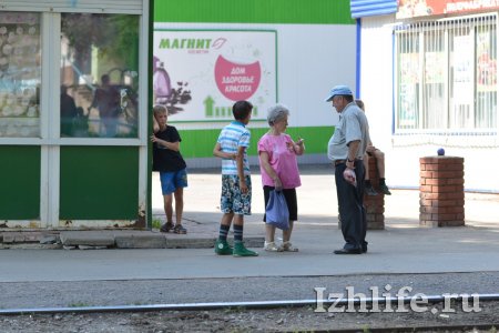 Фотофакт: «трамвайное кольцо» в Ижевске облюбовали юные попрошайки
