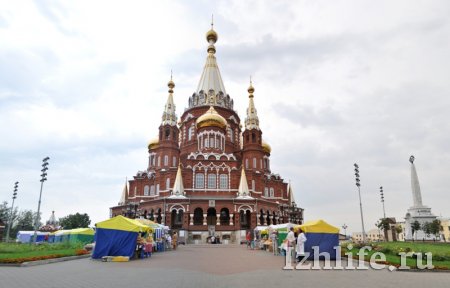 Фотофакт: ярмарка меда в Ижевске открылась танцами и песнями