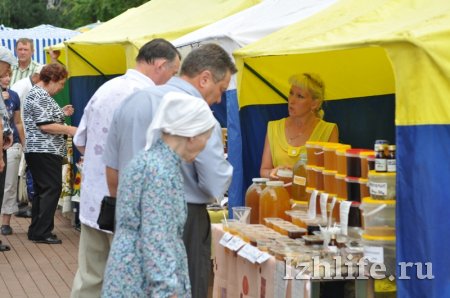 Фотофакт: ярмарка меда в Ижевске открылась танцами и песнями