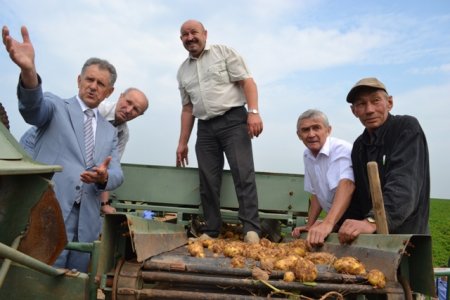 На полях Удмуртии протестировали картофелекопалку ижевского изобретателя