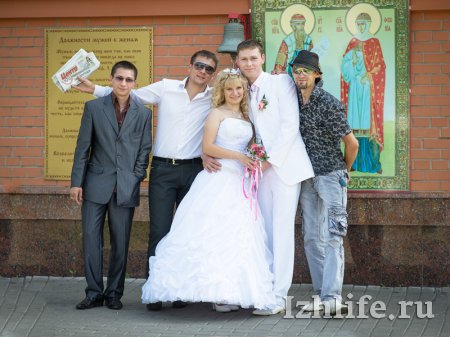 Ижевские молодожены: В загс невесту тащил жених