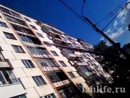В Ижевске на улице 30 лет Победы горит многоэтажка