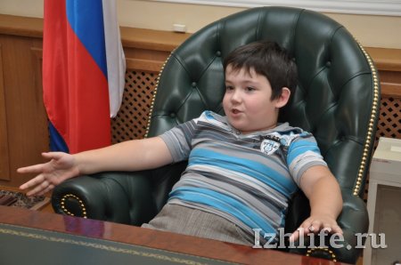 Фотофакт: юный ижевчанин занял рабочее кресло Александра Волкова