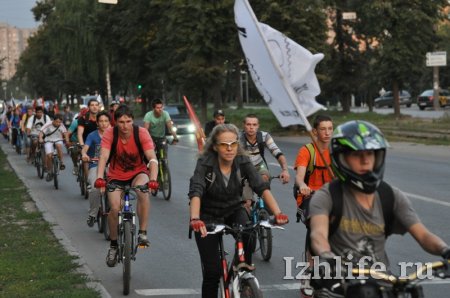 В честь Дня российского флага ижевские велосипедисты устроили массовый велопробег
