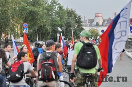 В честь Дня российского флага ижевские велосипедисты устроили массовый велопробег