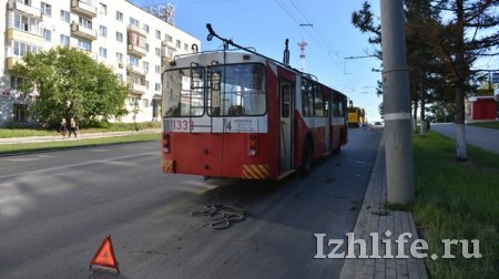 В Ижевске у троллейбуса отвалился «рог» и повредил дорогую иномарку