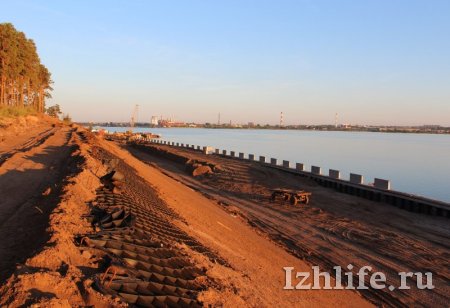 Фотофакт: набережную Ижевского пруда укрепляют с помощью георешетки