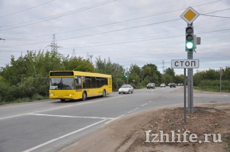 На перекрестке Сарапульский тракт - Пойма в Ижевске заработал светофор
