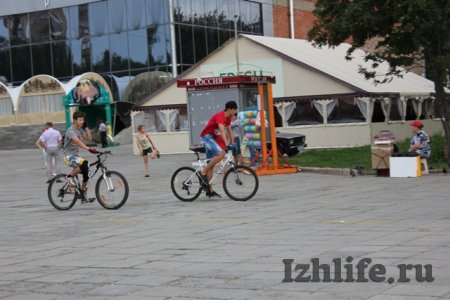 «Самодельную» велодорожку на Центральной площади Ижевска сотрут