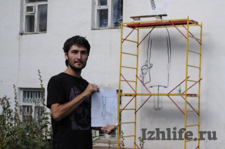 Фотофакт: в Ижевске художники рисуют на стенах домов птиц и длинноволосых девушек