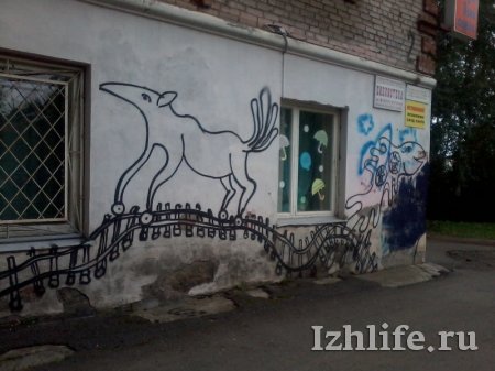 Фотофакт: в Ижевске художники рисуют на стенах домов птиц и длинноволосых девушек