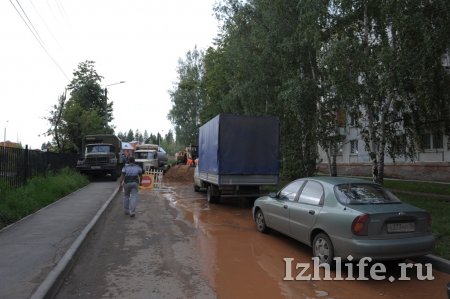 Из-за порыва водопровода на 30 лет Победы в Ижевске раскопали парковку
