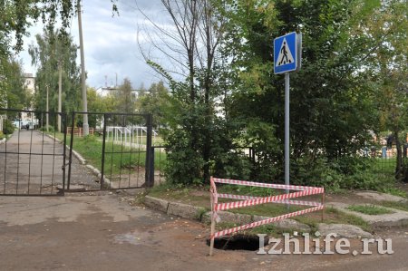 Из-за порыва водопровода на 30 лет Победы в Ижевске раскопали парковку