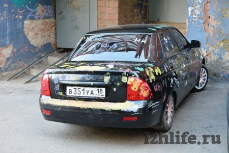 Фотофакт: в Ижевске появилась машина с отпечатками детских ладошек
