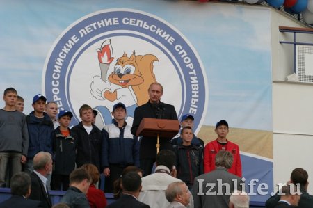 Путин в Ижевске: подарок Калашникову и президентское спасибо оружейникам