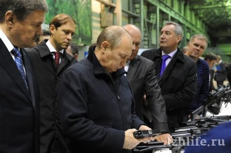 Путин в Ижевске: подарок Калашникову и президентское спасибо оружейникам