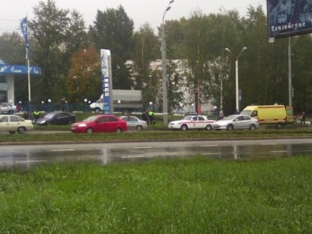 Легковушка вылетела на тротуар в Ижевске из-за лужи на дороге