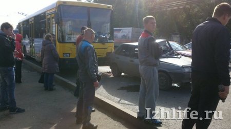 В Ижевске от сильного удара иномарку вынесло на остановку с людьми