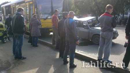 В Ижевске от сильного удара иномарку вынесло на остановку с людьми
