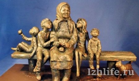 Памятнику бабушке в Ижевске добавили национального колорита