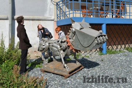 Фотофакт: Железные монстры появились на Красногеройской