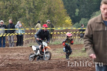 В мотокроссе в Ижевске принял участие 4-летний гонщик