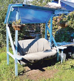Безотходное производство: семья из Ижевска сделала зону отдыха на даче из того, что выбрасывается