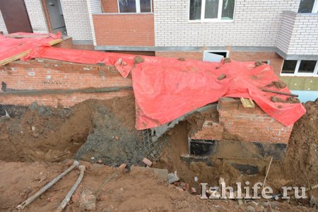 В Ижевске 2 строителей погибли под завалом в траншее