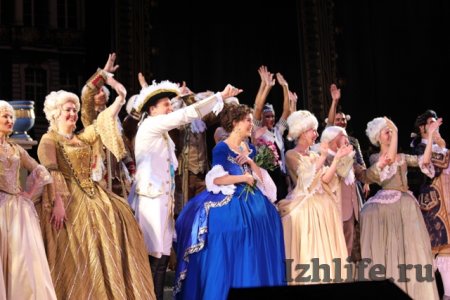 На мюзикле «Голубая Камея» в Ижевске «выгуляли» 170 костюмов и показали 3D-декорации
