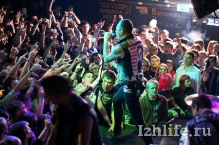 Гитарист группы «Тараканы» на концерте в Ижевске падал в толпу