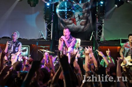 Гитарист группы «Тараканы» на концерте в Ижевске падал в толпу