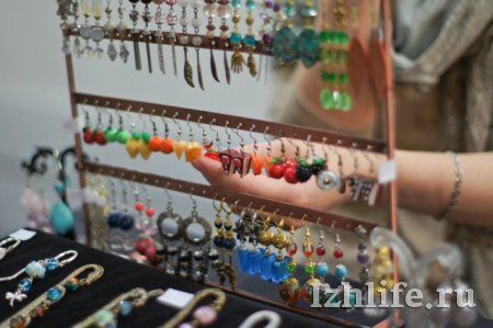Фотофакт: в Ижевске открылась выставка-продажа украшений ручной работы