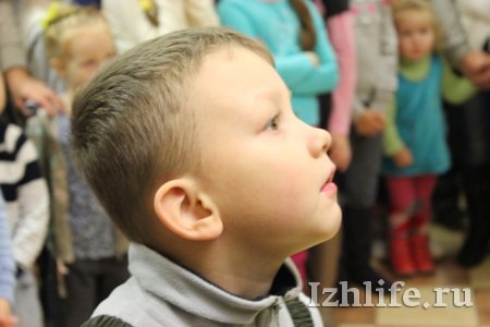 По улицам Ижевска прошлись Баба Яга, Петрушка и Гном