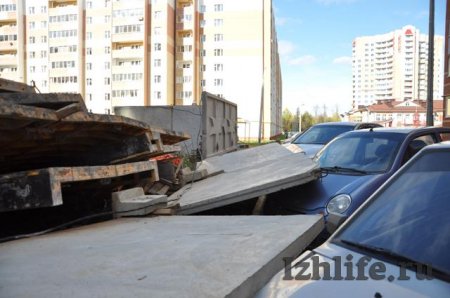 В Ижевске на припаркованные авто упали бетонные плиты