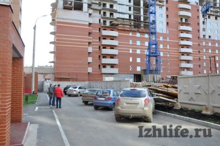 В Ижевске на припаркованные авто упали бетонные плиты