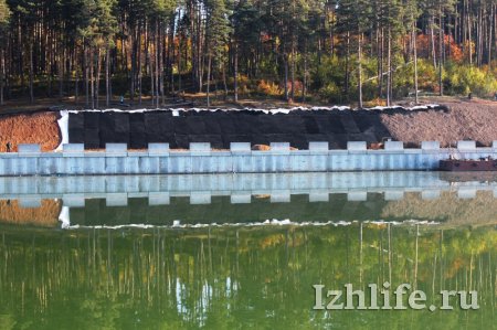 Фотофакт: на набережной Ижевского пруда засеяли газон