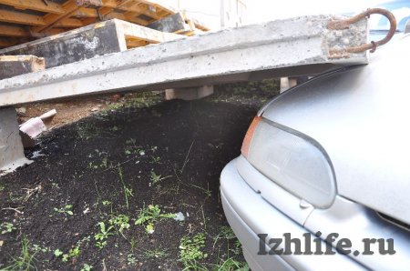 Ижевчане, на чьи машины упали бетонные плиты, ждут результатов экспертизы