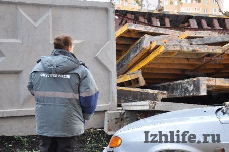 Ижевчане, на чьи машины упали бетонные плиты, ждут результатов экспертизы