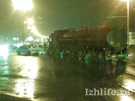 В Ижевске иномарка врезалась в бензовоз