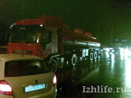 В Ижевске иномарка врезалась в бензовоз