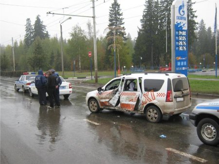В Ижевске бесправный водитель такси врезался в столб