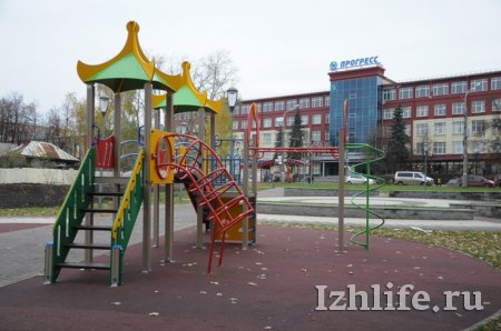Фотофакт: в Ижевске в Вишневом сквере установили детскую площадку