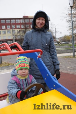 Фотофакт: в Ижевске в Вишневом сквере установили детскую площадку